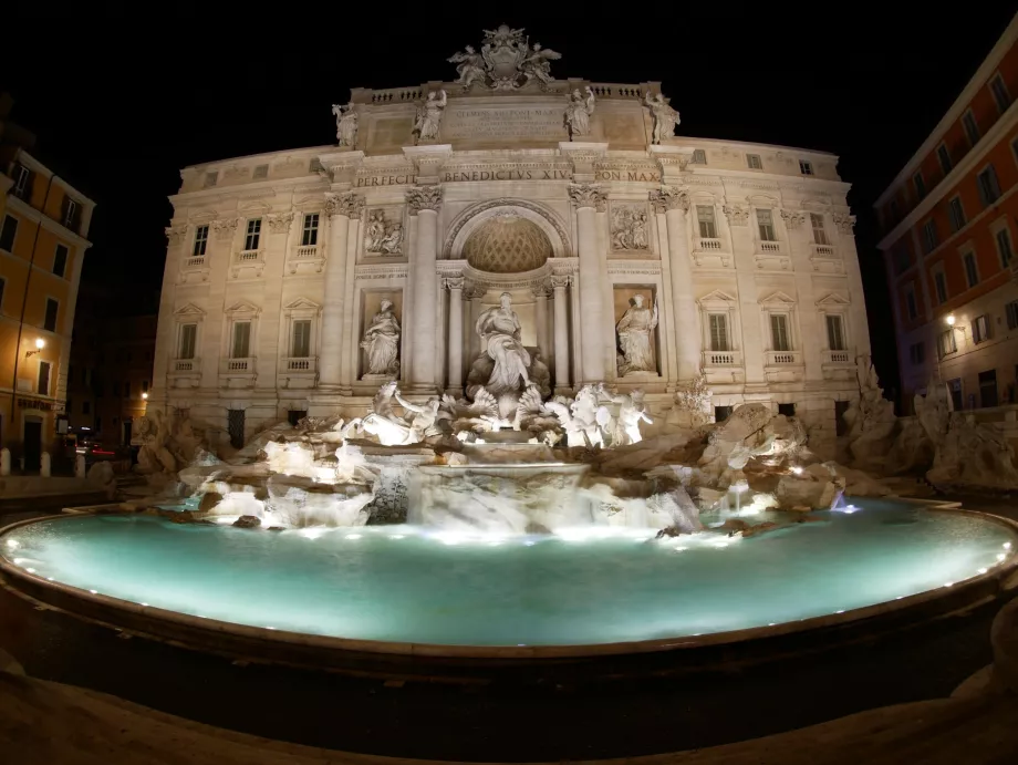 Air Mancur Trevi di malam hari