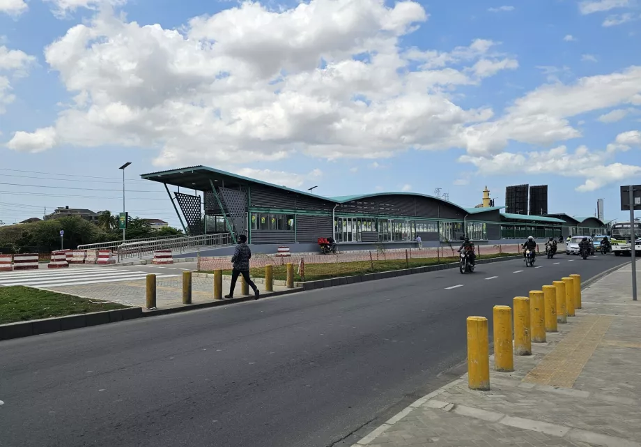 Halte bus UDART di jalan utama