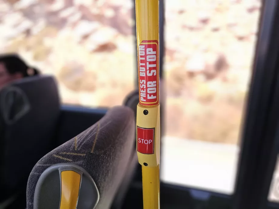 Tombol berhenti pada bus KTEL