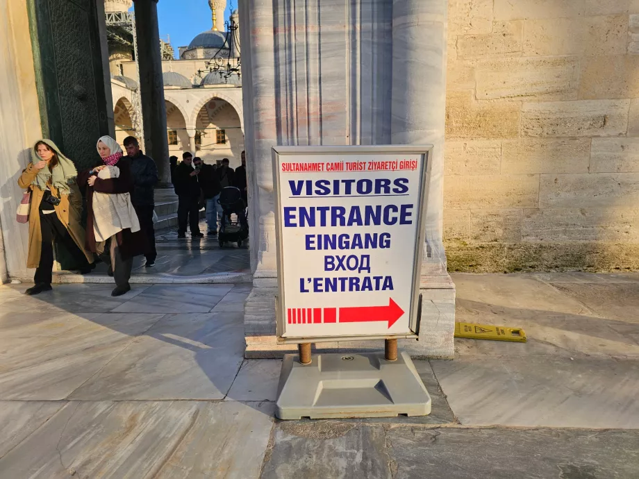 Masjid Biru, pintu masuk untuk wisatawan