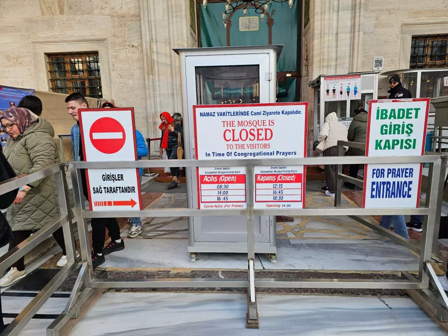 Masjid Biru, jam buka