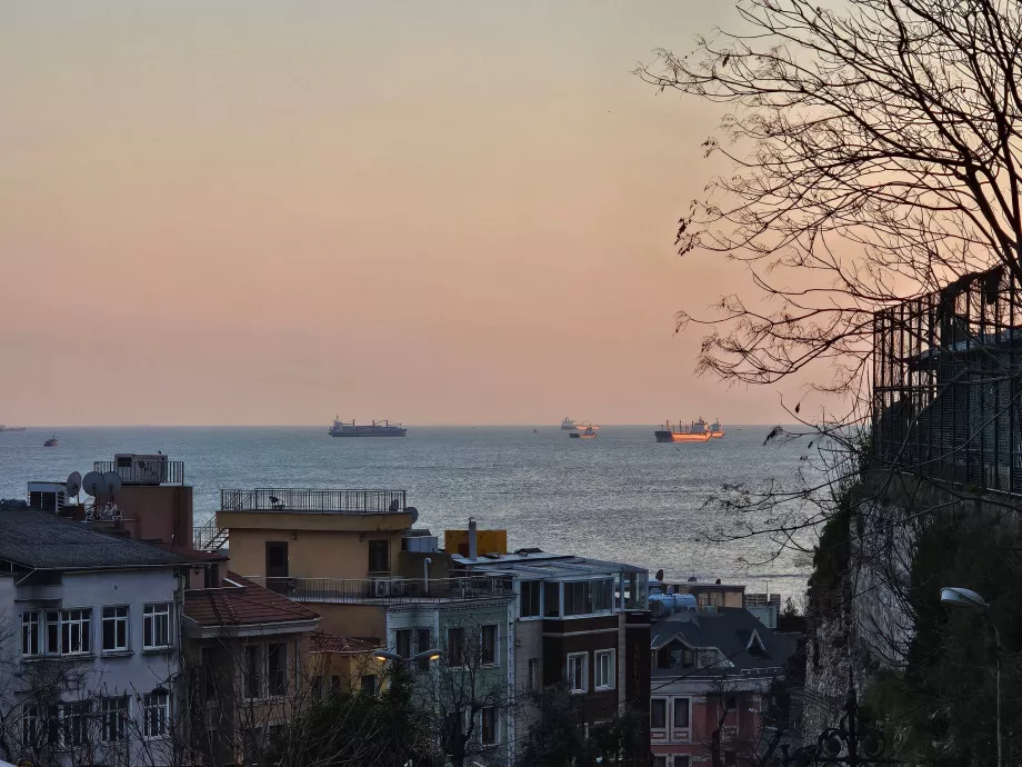 Pemandangan dari jalanan di bawah Masjid Biru
