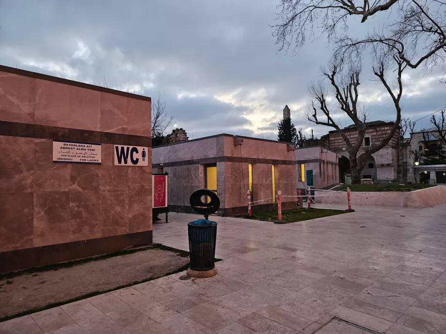 Toilet di Masjid Biru