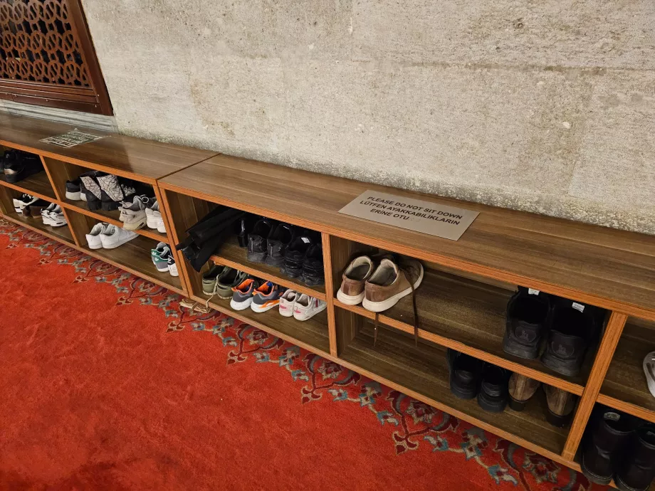 Masjid Suleiman, area sepatu