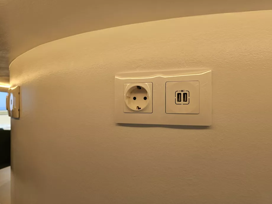 Soket dan USB