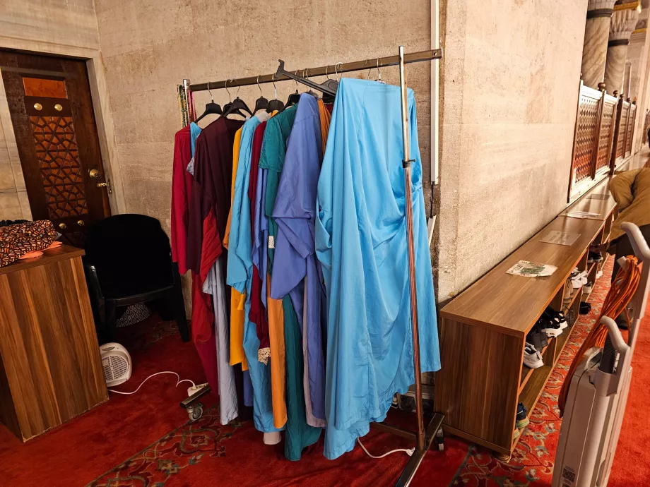 Masjid Suleiman, penyewaan jubah