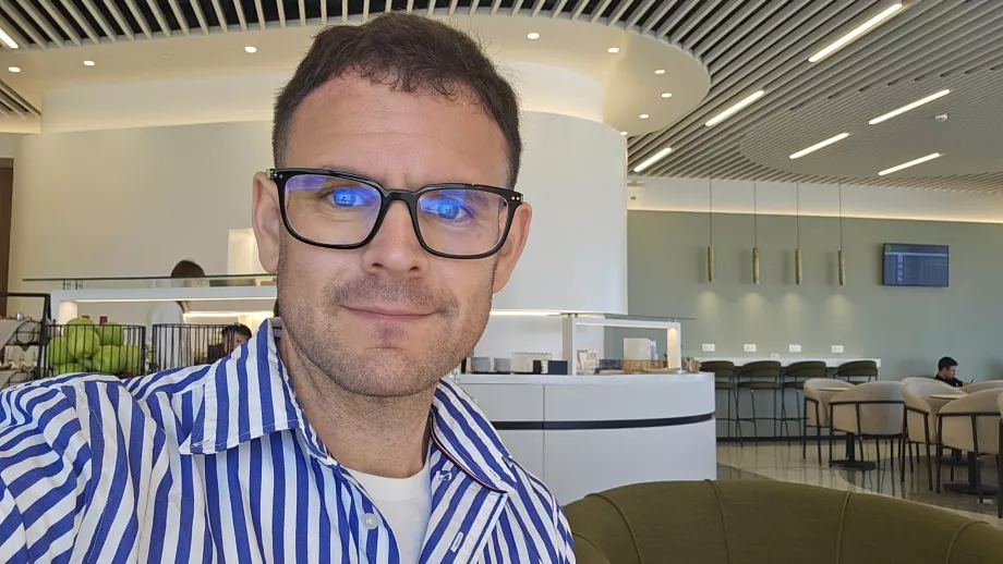 Christopher di Globair Handling Lounge, Bandara Rhodes
