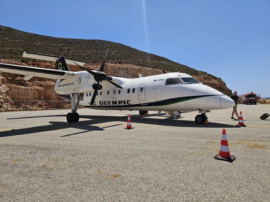 Dash 8-100 di Bandara Kateslorizo