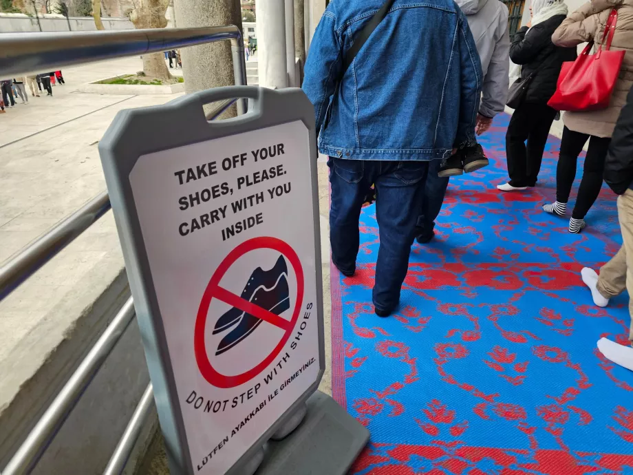 Masjid Biru, informasi tentang melepas sepatu Anda