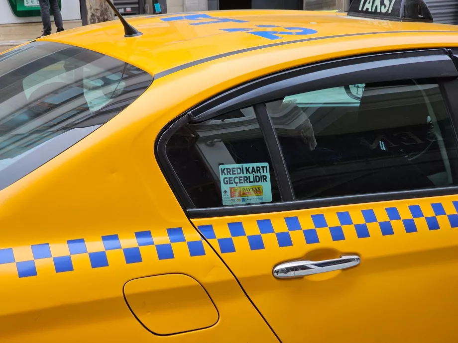 Kemungkinan untuk membayar dengan kartu di dalam taksi