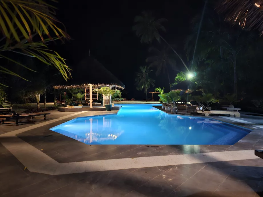 Kolam renang di malam hari