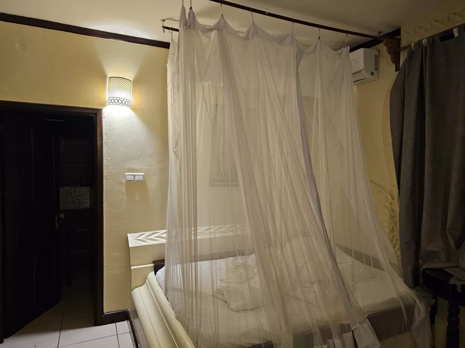 Kelambu di atas tempat tidur