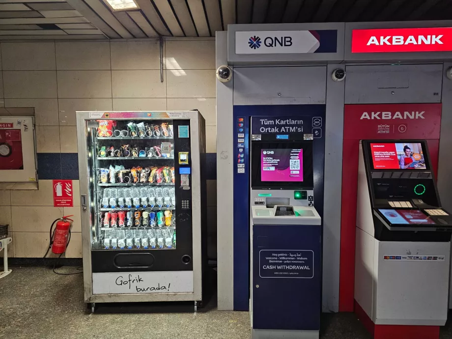 ATM dan mesin penjual otomatis dengan minuman dan makanan ringan di stasiun metro