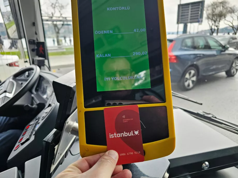 Membayar Istanbulkart di dalam bus
