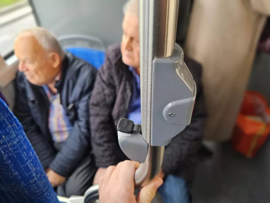 Port USB dan tombol "Stop"