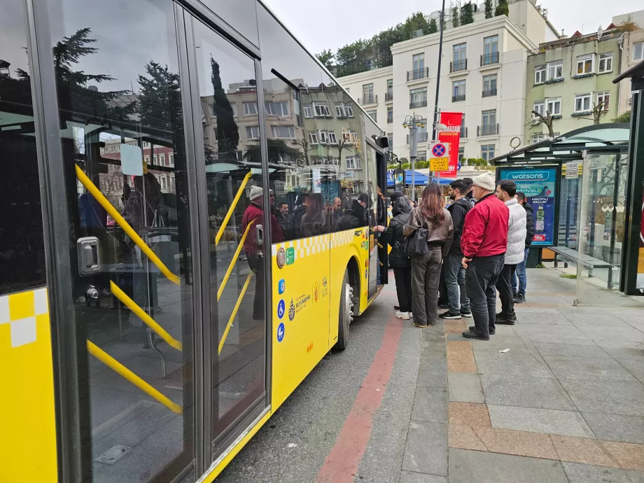 Naik bus hanya melalui pintu depan saja