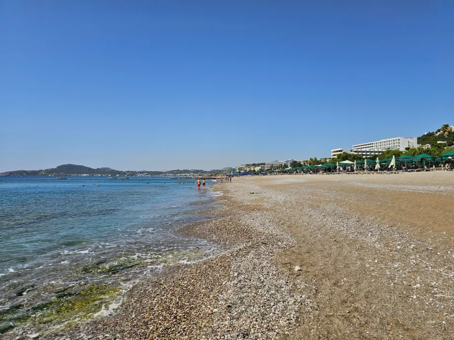 Pantai utama Faliraki di pinggiran kota