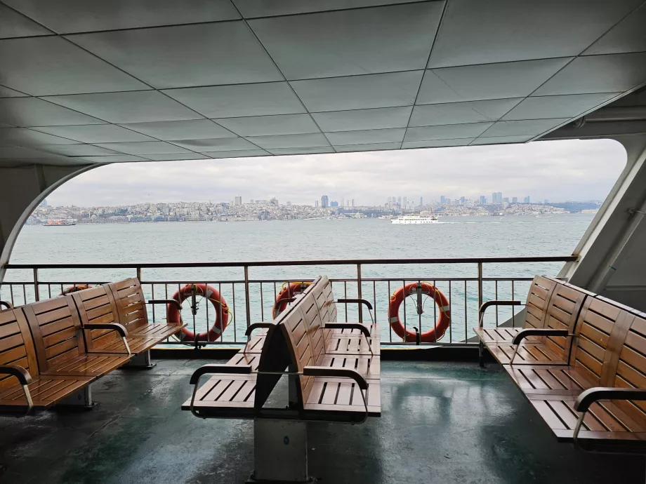 Dek luar di atas kapal feri