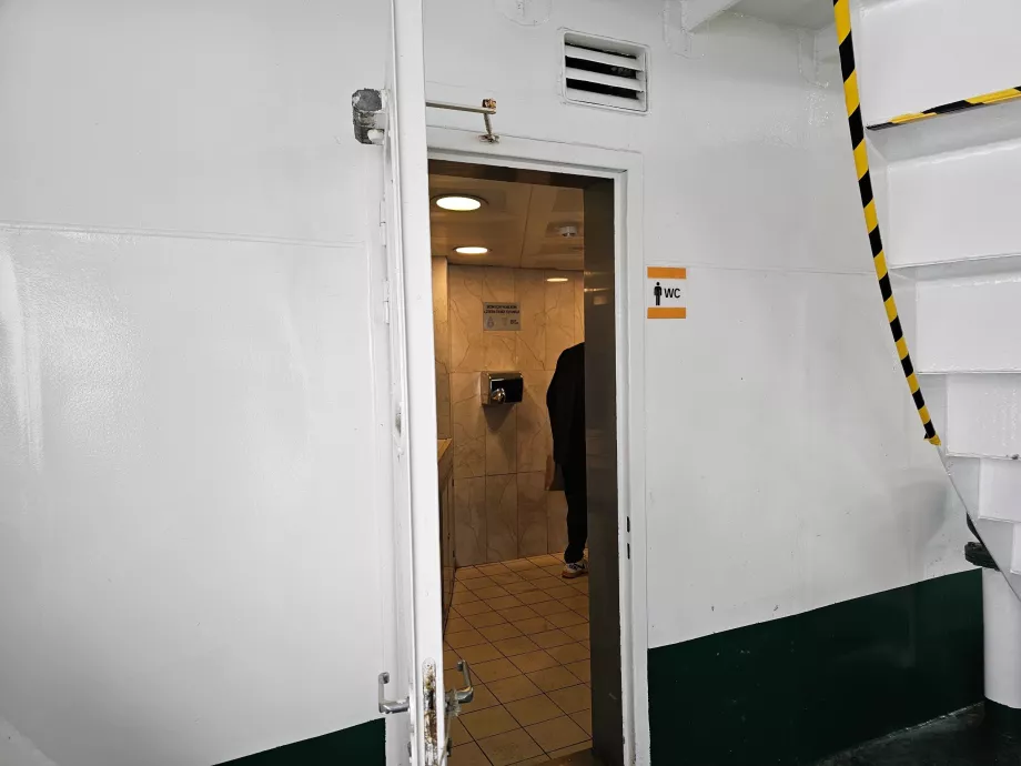 Toilet di atas kapal feri