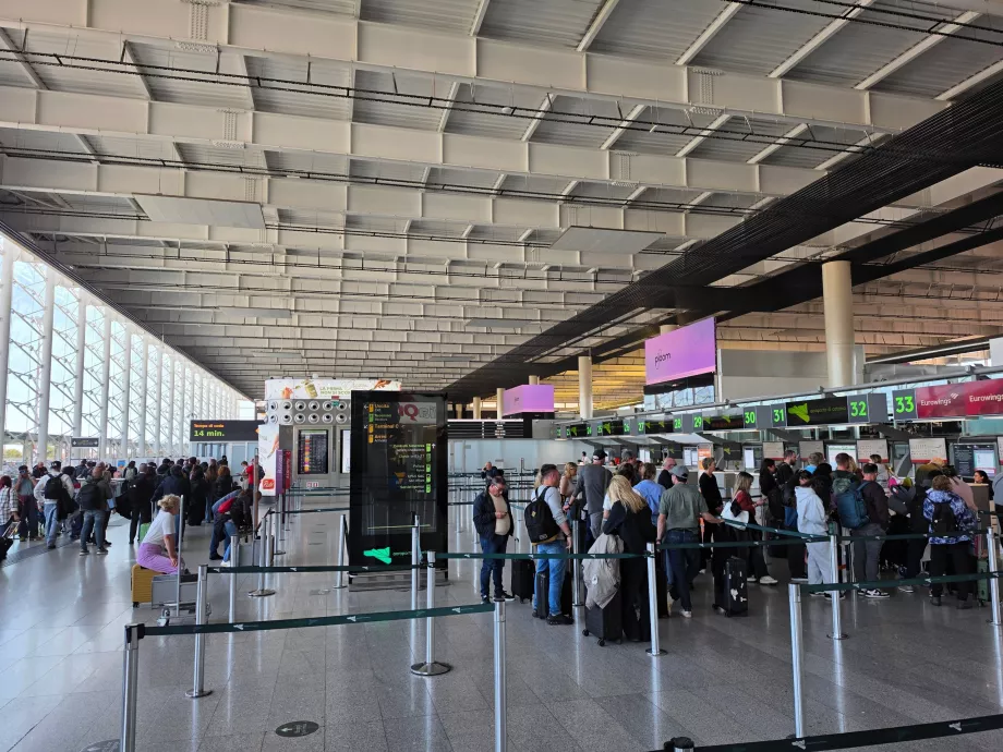 Konter check-in, Terminal A