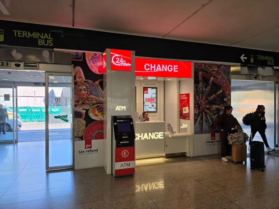 Penukaran mata uang di Terminal A