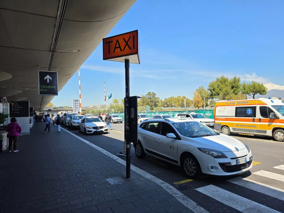 Pangkalan taksi di depan terminal