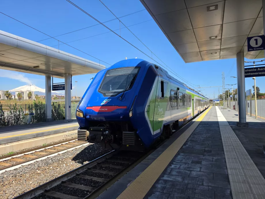 Kereta Trenitalia di stasiun dekat bandara