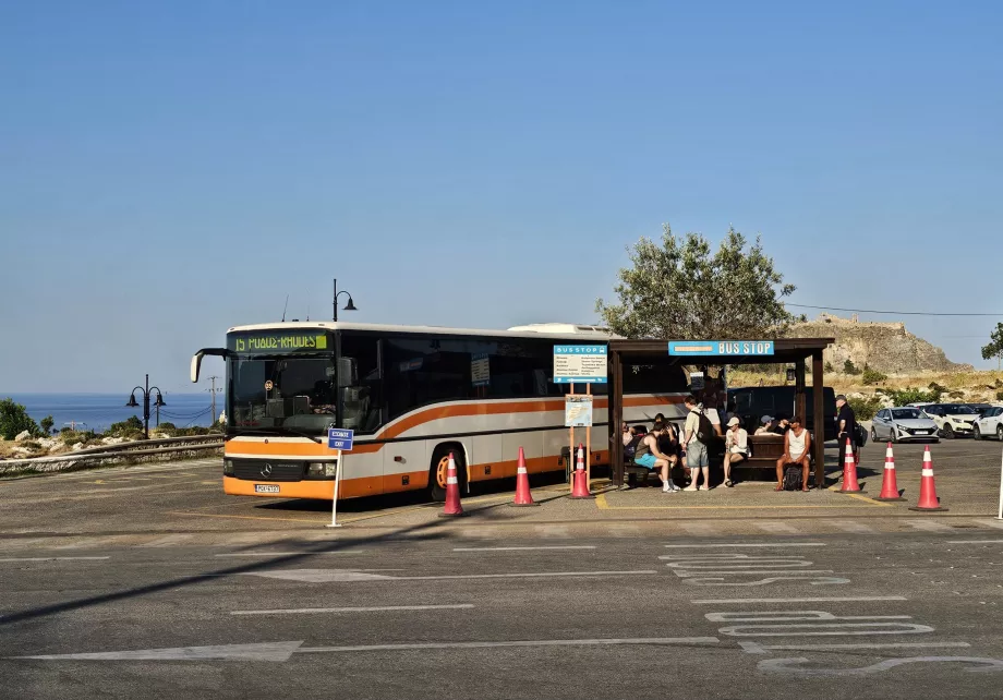 Halte bus di jalan utama, Lindos