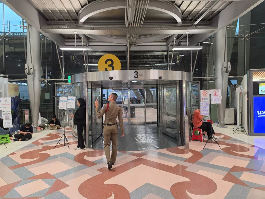 Keluar ke bus antar-jemput di Bandara BKK
