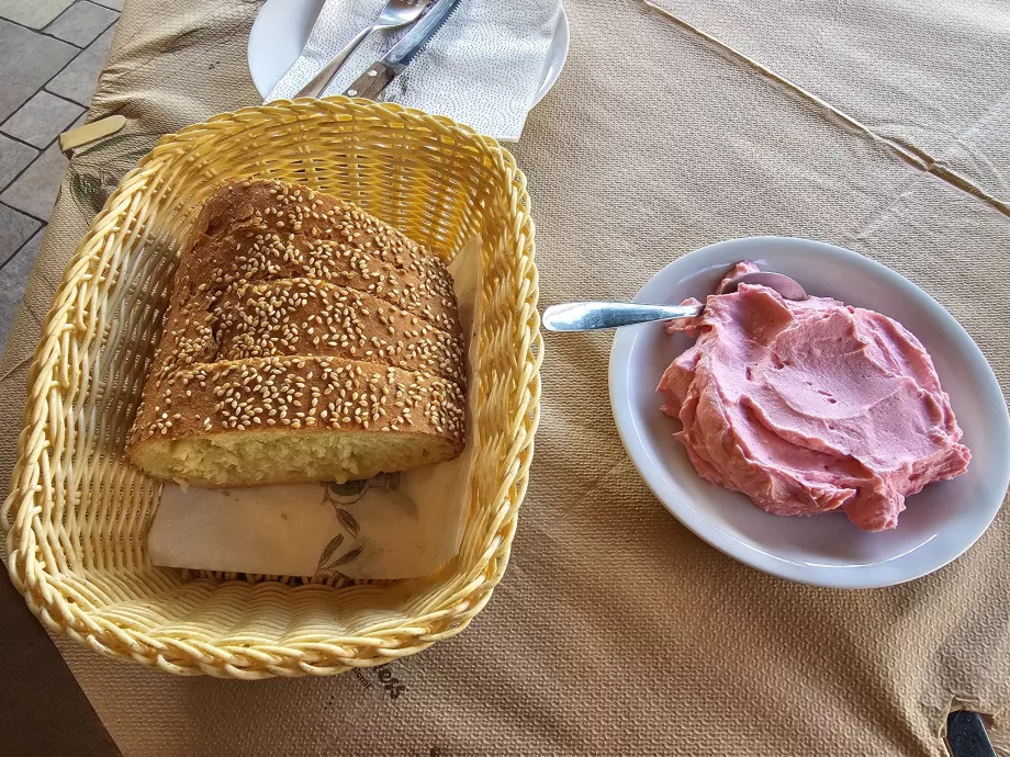 Salad dengan telur ikan