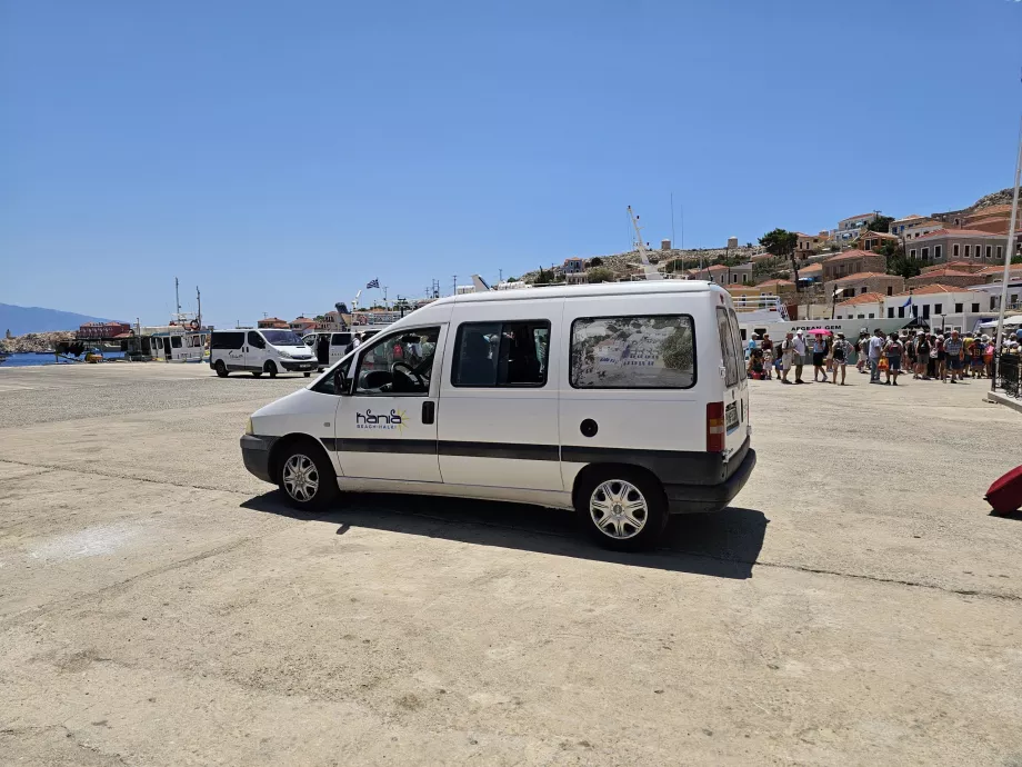Minibus ke arah Pantai Kania