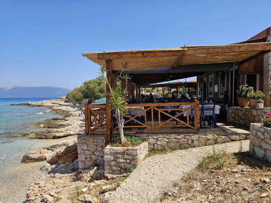 Restoran di Pantai Ftenagia