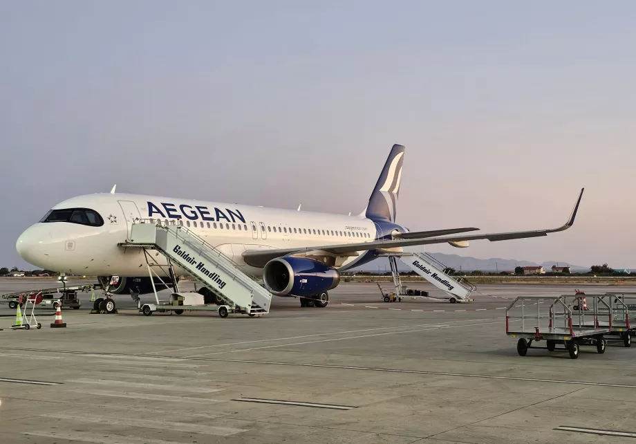 Airbus A320 di Bandara Rhodes