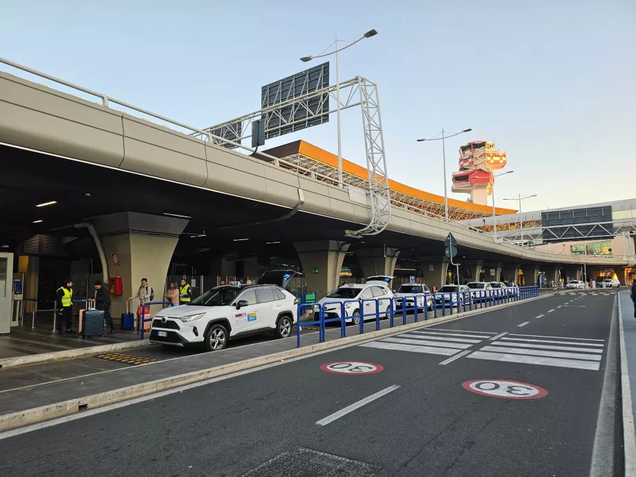 Tempat tunggu taksi tepat di depan terminal