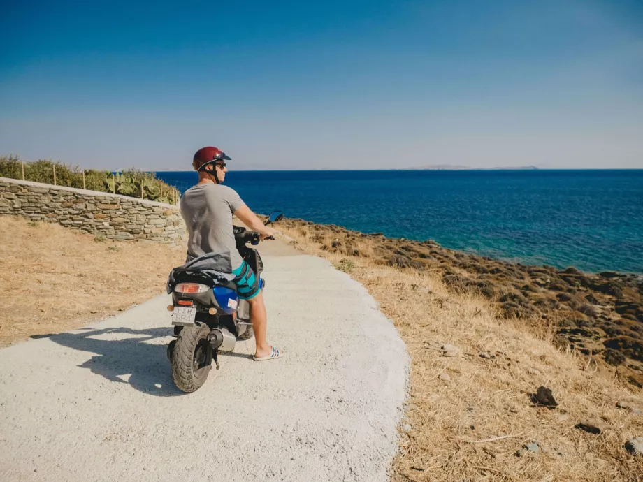 Tinos di atas skuter