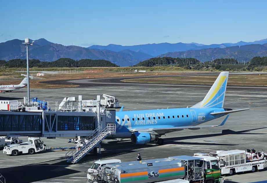 Pesawat Blue Fuji Dream Airlines