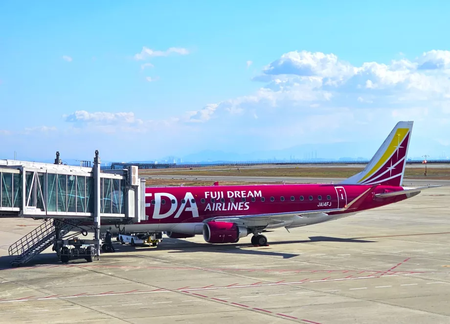 Fuji Dream Airlines, Embraer E170, Bandara Kobe
