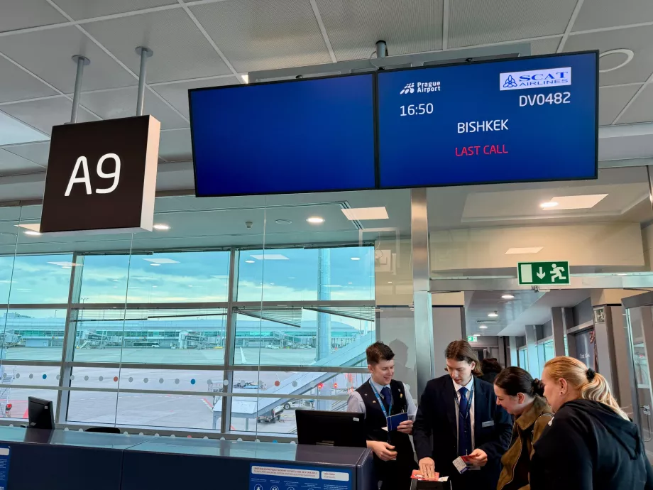 Naik ke pesawat untuk penerbangan ke Sanya melalui Bishkek