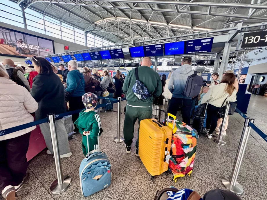 Check-in untuk penerbangan PRG-SYX dengan SCAT