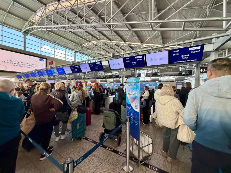 Check-in untuk penerbangan PRG-SYX dengan SCAT