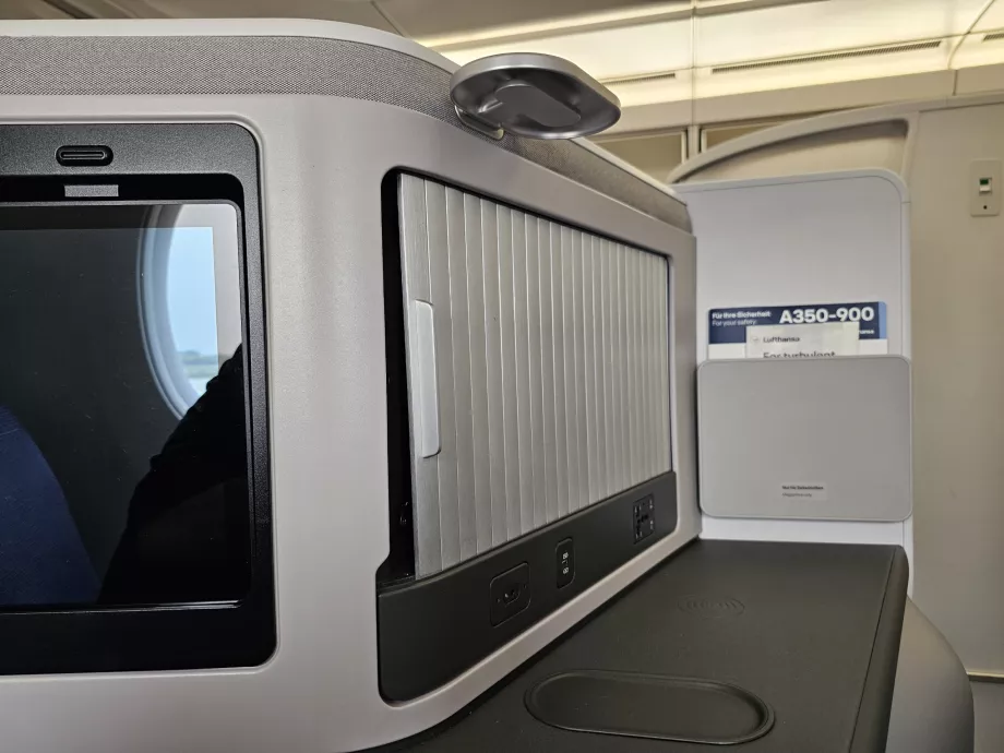 Kompartemen penutup untuk menyimpan barang