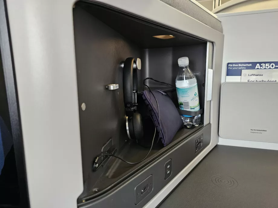 Headphone, air, dan perlengkapan Amenitas