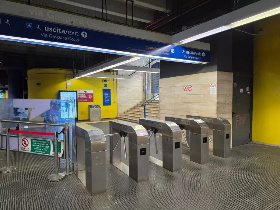 Keluar dari stasiun metro