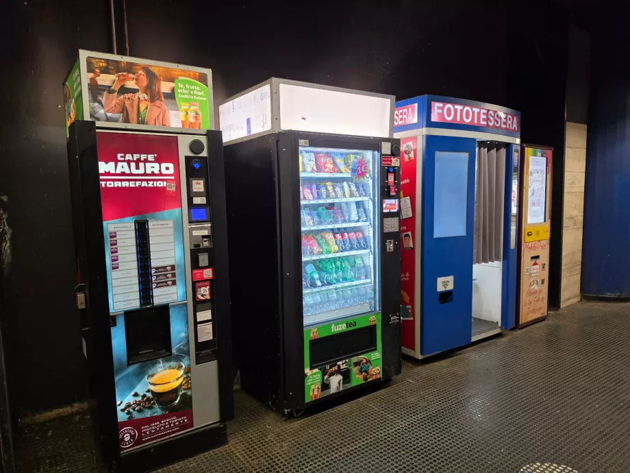 Mesin makanan ringan dan foto di stasiun metro