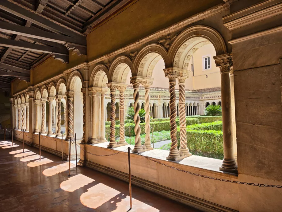 Basilika Santo Paulus di balik tembok, halaman biara