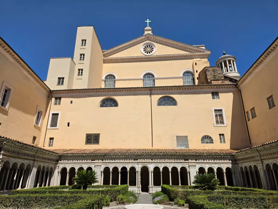 Basilika Santo Paulus di balik tembok, halaman biara