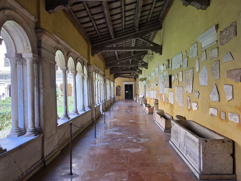 Basilika Santo Paulus di balik tembok, halaman biara