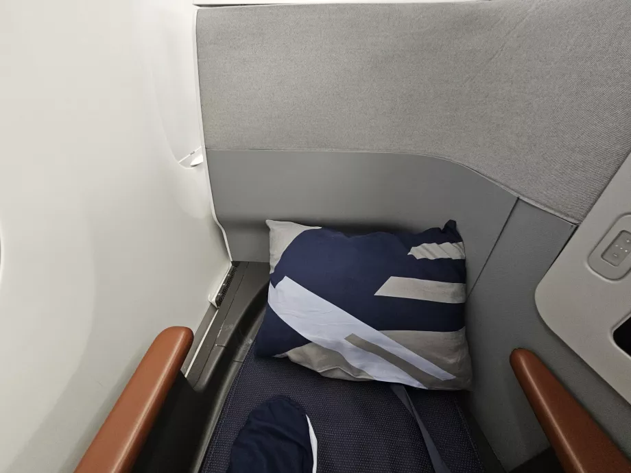 Bantal di atas tempat tidur lipat