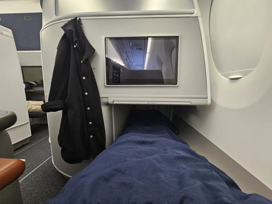 Berbaring di kursi lipat