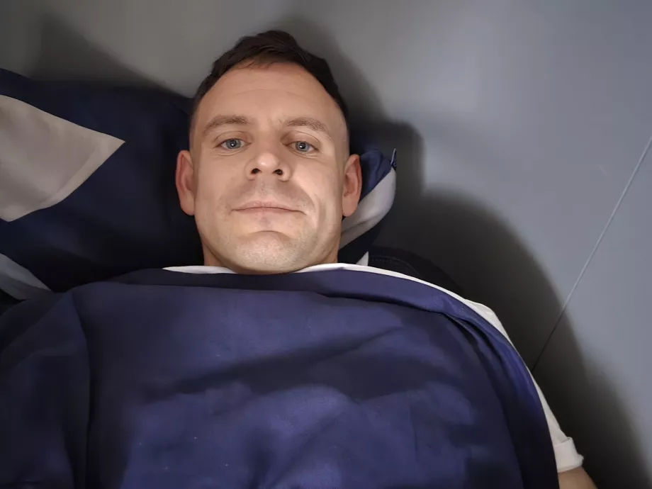 Christopher berbaring di tempat tidur